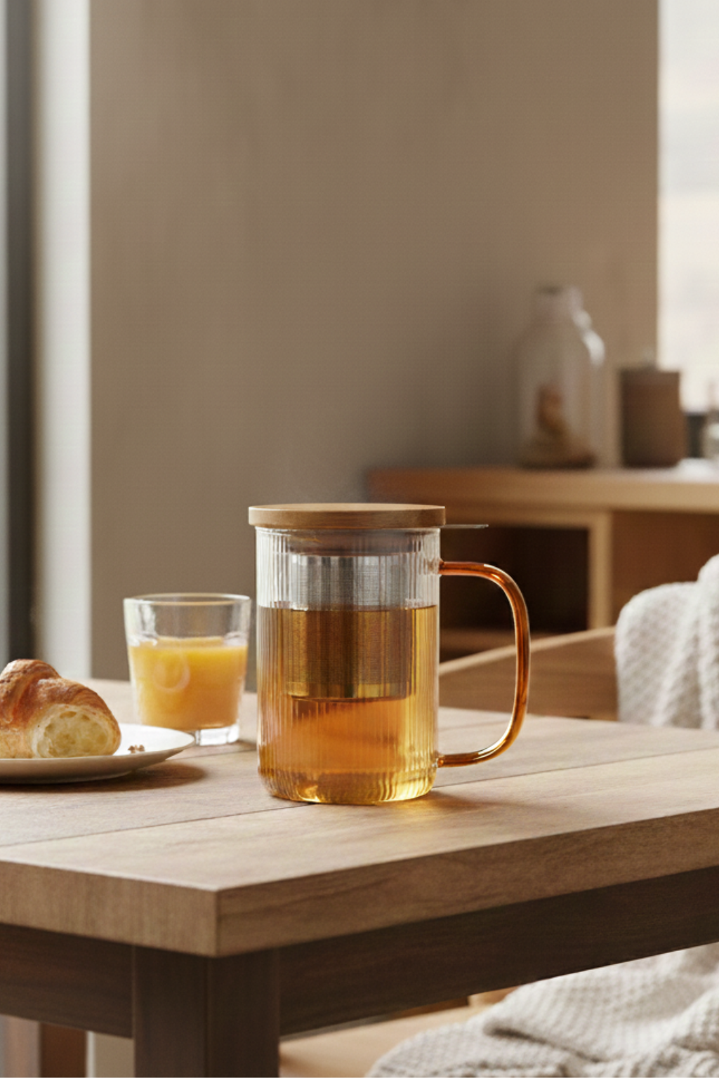 Karl glass teapot in use
